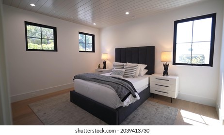 California, 9 September 2021: Luxurious Bright Bedroom With Comfortable King Size Bed And Modern Furniture. Template For Expensive Residential Mansion. Concept For Interior, Architecture And Lifestyle