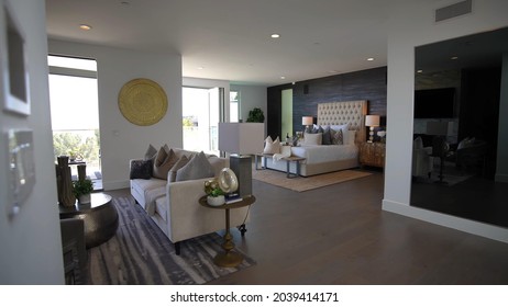 California, 9 September 2021: Luxurious Bright Bedroom With Comfortable King Size Bed And Modern Furniture. Template For Expensive Residential Mansion. Concept For Interior, Architecture And Lifestyle