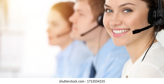 Callcenter. Verschiedene Kundendienstmitarbeiter in Headsets bei der Arbeit im Büro. Geschäftskonzept