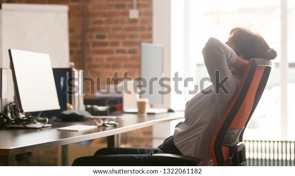 頭の後ろに手を置いた静かなビジネスマンolは 人間工学に基づいた椅子に座ってリラックスした休憩時間を取る職場で 健康な昼寝をするストレスリリーフのバランスを感じない の写真素材 今すぐ編集