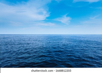 Ruhiges Meer und blauer Himmel.