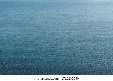 Ruhiges Meer. Natürliche, dunkelblaue Wasseroberfläche. Seascape abstrakter Hintergrund. Arithmetik