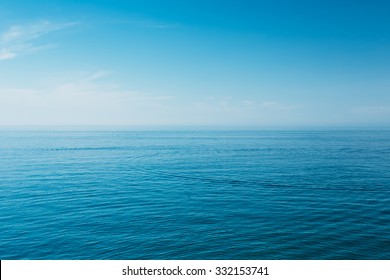 Спокойный морской океан и голубое небо фон