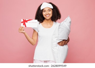 Mujer joven calmada usa