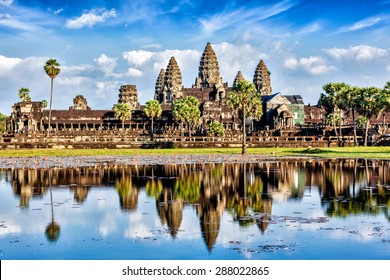 Cambodia Landmark Wallpaper - Angkor Wat With Reflection In Water