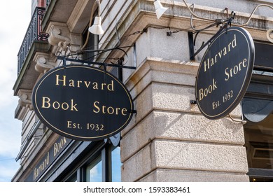 CAMBRDIGE, MA/USA - SEPTEMBER 29, 2019: Harvard Book Store Outside The Campus Of Harvard University.