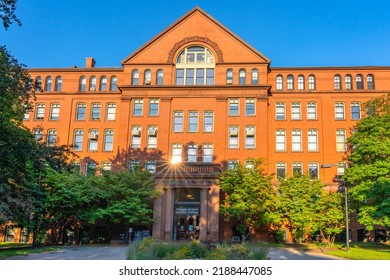 Cambridge, MA, USA.  09-11-2021. View Of  The Harvard Museum Of Natural History During Sunset With The Reflection Of The Sun In The Windows Of The Building