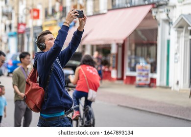 Cambridge, UK, August 1, 2019. Turists Walking Down And Taking Pictures At The Street Of Cambridge On A Busy Sunny Day In Front Of Kings College