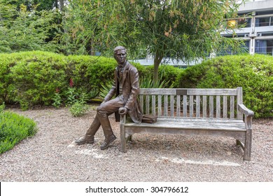 CAMBRIDGE, UK - JULY 24, 2015: Statue Of Charles Darwin At Christ's College, University Of Cambridge, England. He Was An English Naturalist, Best Known For His Contributions To Evolutionary Theory.