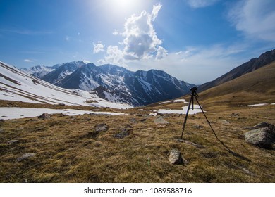camera on a tripod takes mountains