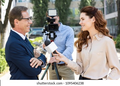 Periodistas+entrevistando: Imágenes, fotos de stock y vectores ...