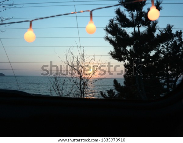 camping to see
the sunset of the sea in the
car
