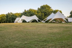 Tentes De Camping Sur La Prairie Du Parc