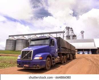 Campo Verde, MT, Brazil, 01/03/2008. Truck loaded with soybeans waits in front of the grain storage center of a farm in Mato Grosso State
