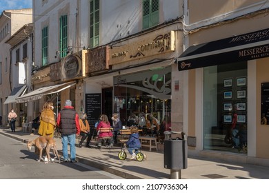 Campos, Spain; January 15 2022: Main Facade Of The Famous Mallorcan Pastry Shop Pomar, With Customers Wearing Mask. New Normal