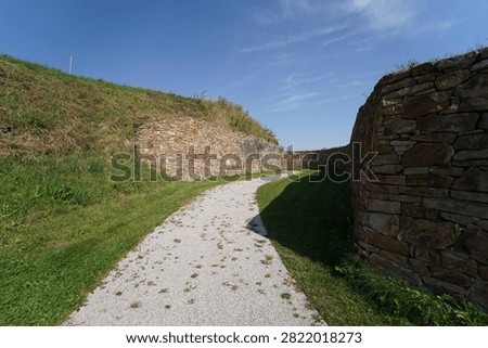 It can be assumed that some kind of fortification was built on the site of the later passes in the 14th century. In 1474, King Matthias Corvinus had a road built through the pass with the permission of the Piasts of Cieszyn themselves.
The importance of the road increased even more in 1494, when Slovak copper began to be transported through it by foreman wagons to Wrocław and further to Gdańsk. In 1529, when there was a threat of an invasion by Turkish troops, fortifications began to be built here. Thus, passes were created, the defense of which was entrusted to the so-called chosen ones. They were highlanders from the surrounding villages who enjoyed certain privileges for their services on the Cieszyn-Hungarian border.