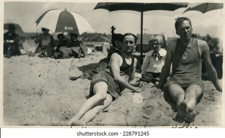 1,938 Vintage family beach photos Images, Stock Photos & Vectors ...