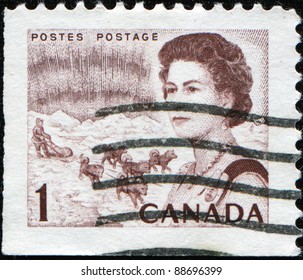 CANADA - CIRCA 1972: A Post Stamp Printed In Canada Shows Queen Elizabeth II On The Background Of Dog Team, Circa 1972