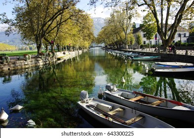 Canal du Vasse and the Love Bridge of Annecy, France
