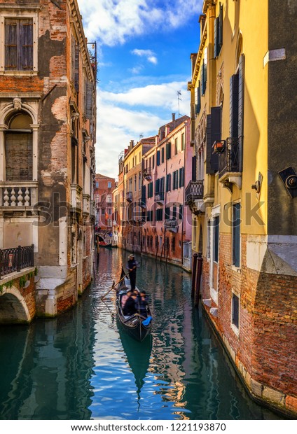 イタリアのベネチアにゴンドラと運河 ベネチアの建築と史跡 ベネチアのはがきとベネチアのゴンドラ の写真素材 今すぐ編集