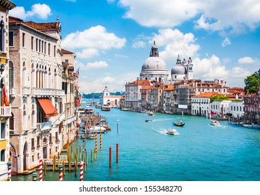 Canal Grande con Basílica de Santa Maria della Salute en Venecia, Italia