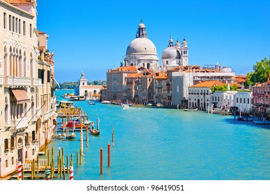 Canal Grande con Basílica Santa Maria della Salute en el fondo visto desde Ponte dell'Accademia, Venecia, Italia