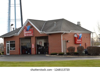 Canal Winchester,OH/USA November 24,2018  Valvoline Instant Oil Change Exterior And Logo. Valvoline Instant Oil Change Provides Automobile Preventative Maintenance