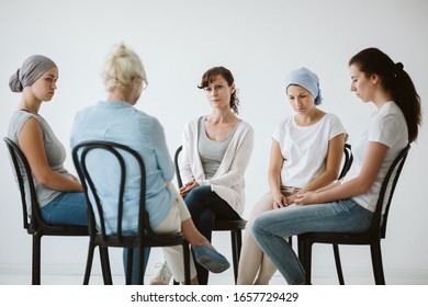 Krebskranke Frauen, die im Kreis der Psychotherapie zusammensitzen