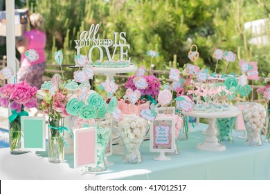 Candy Bar. Delicious sweet buffet with cupcakes. Sweet holiday buffet with cupcakes and other desserts. 