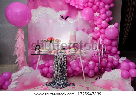 A candy bar with sweets in pink tones for a baby 