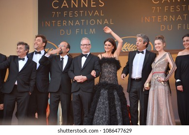 CANNES, FRANCE. May 08, 2018: Alexandre Mallet-Guy, Eduard Fernandez, Javier Bardem, Asghar Farhadi, Thierry Fremaux, Penelope Cruz, Ricardo Darin & Sara Salamo At The Screening For 