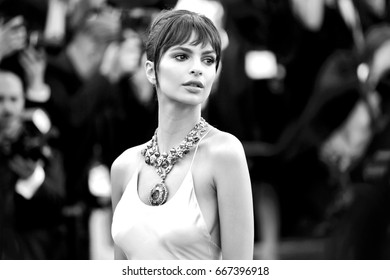 CANNES, FRANCE - MAY 17: Emily Ratajkowski attends the 'Ismael's Ghosts' premiere and Opening Gala during the 70th Cannes Film Festival on May 17, 2017 in Cannes, France. 