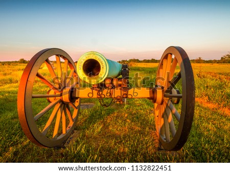 Cannons lined up along the battlefield at Gettysburg.