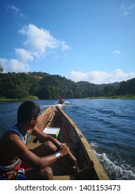 Canoa Con Indígena De Embera