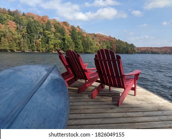 Kanus- und Muskoka-Stühle auf einem See kanadische Landschaft 