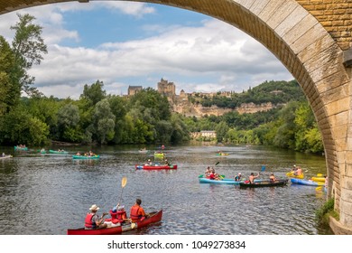 632 Kayak On Dordogne Images, Stock Photos & Vectors 