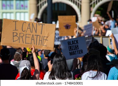 I Can't Breathe Sign In The Middle Of The Crowd