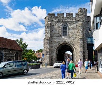 Canterbury, UK 09 12 2022: Site Seeing Cityscape From The British Medieval Town Of Canterbury