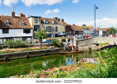 Canterbury, UK 09 12 2022: Site Seeing Cityscape From The British Medieval Town Of Canterbury