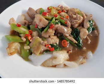 Cantonese Fried Noodles With Silky Egg Sauce (Wat Tan Hor) Or Kwetiau Siram. This Noodle Dish In A Silky Egg-based Sauce With Chicken, Beef Or Seafood And Vegetables Added. 