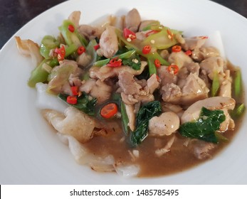 Cantonese Fried Noodles With Silky Egg Sauce (Wat Tan Hor) Or Kwetiau Siram. This Noodle Dish In A Silky Egg-based Sauce With Chicken, Beef Or Seafood And Vegetables Added. 