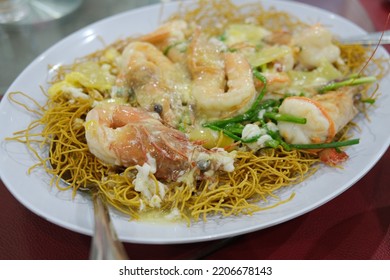 Cantonese Fried Yee Mee With Prawn Is A Very Delicious Noodle Dish With Thick, Smooth Sauce And Crispy Yee Mee. 