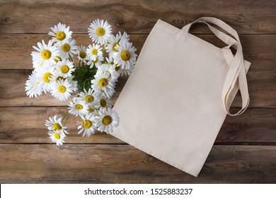 Canvas tote bag mockup with daisy bouquet. Rustic lines shopper bag mock up for branding presentation. 
