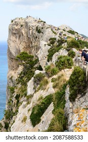 Cap Formentor, Spanien - 26. September 2018; Touristen genießen den berühmten Ausblick von Cap de Formentor auf der Insel Mallorca.