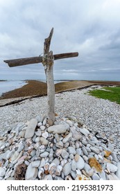 Cape Agulhas, Western Cape, South Africa - August 08, 2022: Old Wooded Cross Near The Late Stone Age Hunter Gatherer Fish Traps At Rasperpunt Near Cape Agulhas In The Overberg. L'Agulhas, Western Cape