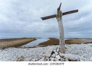 Cape Agulhas, Western Cape, South Africa - August 08, 2022: Old Wooded Cross Near The Late Stone Age Hunter Gatherer Fish Traps At Rasperpunt Near Cape Agulhas In The Overberg. L'Agulhas, Western Cape