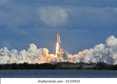 CAPE CANAVERAL, FL - NOVEMBER 16: Space Shuttle Atlantis launches from the Kennedy Space Center November 16, 2009 in Cape Canaveral, FL. - Shutterstock ID 51159553