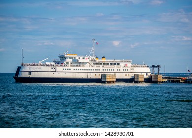 Cape Cod Marthas Vineyard, MA, USA - Sept 4, 2018: The Martha's Vineyard Bay Ferry Cruising Along The Shore Of Cape Cod