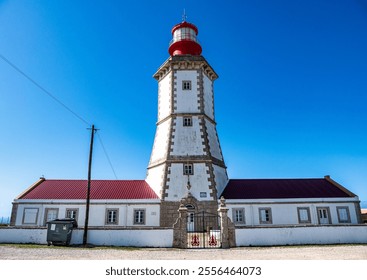 Farol do Cabo Espichel, Farol do Cabo Espichel em Portugal é um farol costeiro localizado na paróquia de Castelo, distrito de Setúbal. Construído em 1790.