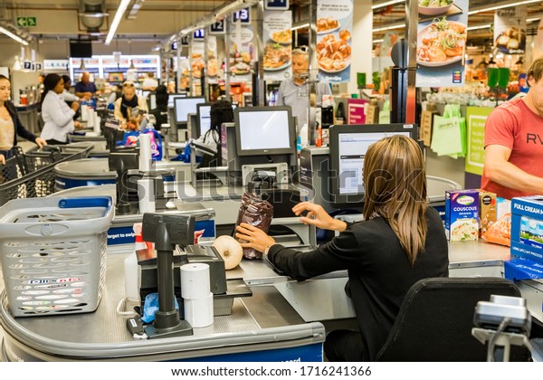 Weekend cashier jobs in northern suburbs cape town